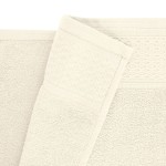 Komplet ręczników z bawełny Solano w eco pudełku. Widoczne dwa ręczniki w kolorze beżowym, z teksturą i gładką powierzchnią. Ułożone na sobie, z detalem w postaci paska z wzorem na górnej krawędzi. Wymiar i gramatura nieokreślone w zdjęciu.