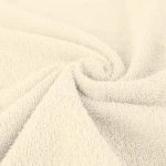 Komplet ręczników z bawełny Solano w eco pudełku, w kolorze jasnym, o miękkiej i teksturowanej powierzchni. Ręczniki luźno ułożone, nieco skręcone, eksponujące strukturę materiału. Idealne do użytku w łazience.