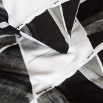 Pościel bawełniana 160x200 Cottonlove w biało-czarny symetryczny wzór rombów. Materiał gładki, zewnętrzna strona leżąca na płasko, widoczna struktura tkaniny. Zdjęcie szczegółowe, ukazujące złożone elementy. Brak widocznych napisów lub logo.