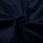 Pościel frotte w kolorze ciemnego granatu o wymiarach 160x200 cm, widoczna miękka faktura materiału, ułożona w falach, co podkreśla jej przyjemność w dotyku i stylowy wygląd.