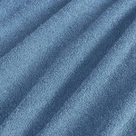 Pościel frotte 160x200 w kolorze błękitnym, z teksturowanej tkaniny o delikatnym, miękkim wykończeniu. Ułożona w lekkie fałdy, podkreślająca fakturę materiału. Zdjęcie zbliżeniowe, ukazujące detale i kolorystykę produktu.