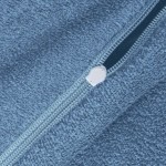 Zbliżenie na niebieską pościel frotte 160x200 z widocznym zamkiem błyskawicznym. Materiał o teksturowanej powierzchni, miły w dotyku, na jednolitym tle. Zamek umieszczony wzdłuż krawędzi, ułatwiający użytkowanie.