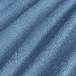 Pościel frotte 200x220 w kolorze niebieskim, wykonana z miękkiego materiału o wyraźnej teksturze. Złożona, zdjęcie wykonane w zbliżeniu, ukazujące szczegóły faktury tkaniny. Tło jednolite, co podkreśla kolor i strukturę materiału.