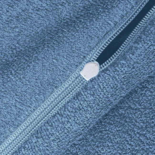 Frotte pościel w kolorze błękitnym, z widocznym zamkiem błyskawicznym. Ujęcie z bliska, ukazujące teksturę materiału oraz detale zamka. Produkt złożony, na jednolitym tle.