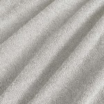 Pościel frotte w kolorze popielatym, o wymiarach 200x220 cm. Materiał o teksturze frotte, z widocznymi, miękkimi włóknami. Ułożona w zgięciach, prezentuje się w bliskim ujęciu, akcentując detale tkaniny.