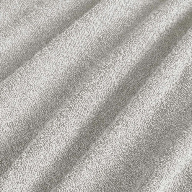 Pościel frotte w kolorze popielatym, o wymiarach 200x220 cm. Materiał o teksturze frotte, z widocznymi, miękkimi włóknami. Ułożona w zgięciach, prezentuje się w bliskim ujęciu, akcentując detale tkaniny.