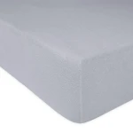 Prześcieradło frotte z gumką w kolorze popielatym o wymiarach 120x200 cm. Produkt leży na płaskiej powierzchni, widoczne boki i teksturowana struktura materiału. Gumka zapewnia dopasowanie do materaca, co podkreśla jego funkcjonalność.