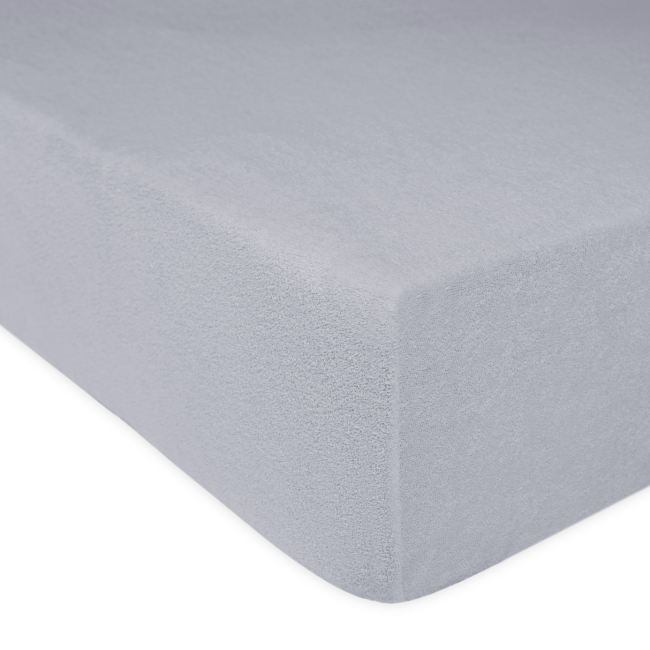 Prześcieradło frotte z gumką w kolorze popielatym o wymiarach 120x200 cm. Produkt leży na płaskiej powierzchni, widoczne boki i teksturowana struktura materiału. Gumka zapewnia dopasowanie do materaca, co podkreśla jego funkcjonalność.