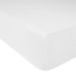 Prześcieradło frotte z gumką w kolorze białym, rozmiar 120x200 cm. Produkt leżący, z widoczną, teksturowaną powierzchnią. Brzegi wykończone gumką, co zapewnia łatwe zakładanie na materac. Białe tło podkreśla jego prosty design.