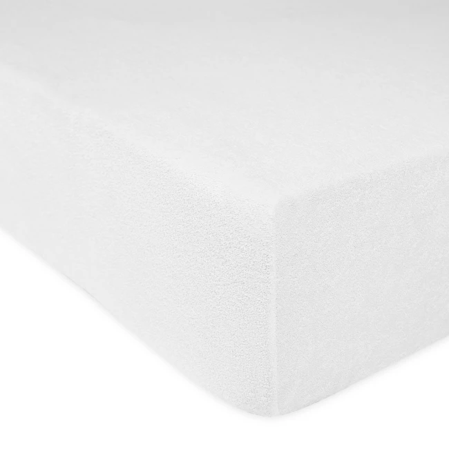 Prześcieradło frotte z gumką w kolorze białym, rozmiar 120x200 cm. Produkt leżący, z widoczną, teksturowaną powierzchnią. Brzegi wykończone gumką, co zapewnia łatwe zakładanie na materac. Białe tło podkreśla jego prosty design.