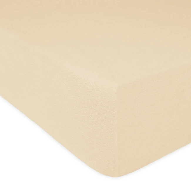 Prześcieradło frotte z gumką w jasnym beżu, rozmiar 120x200 cm, leżące na płaskiej powierzchni. Widać gładką teksturę materiału oraz elastyczne wykończenie, idealne do dopasowania na materac. Tło białe, proste.