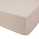 Prześcieradło jersey z gumką 120x200 w kolorze beżowym, rozłożone na materacu. Zbliżenie na teksturę materiału, pokazujące elastyczne boki oraz gładką powierzchnię. Prosty, jasny kontekst, podkreślający kolor i fakturę.