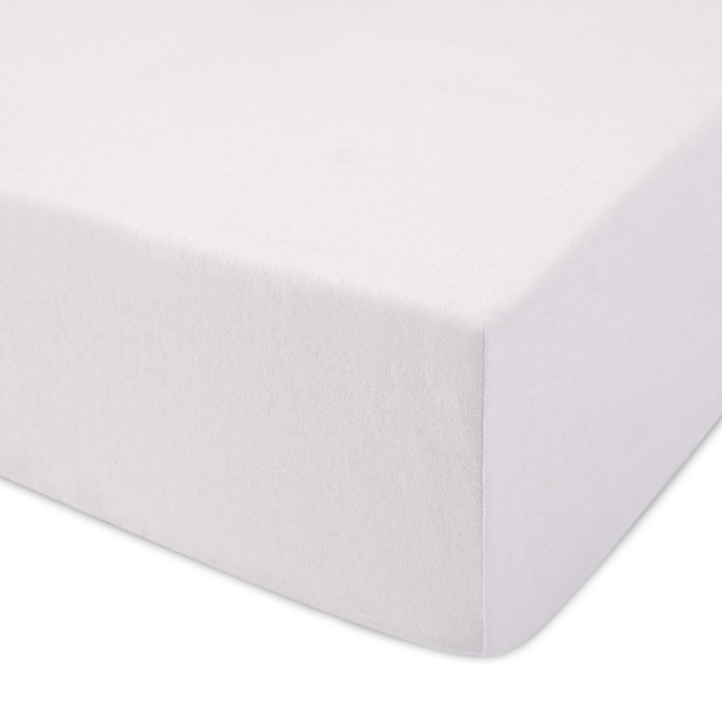 Prześcieradło jersey z gumką 120x200 w kolorze białym, leżące na płaskiej powierzchni. Gładka, miękka faktura materiału doskonale dopasowuje się do materaca. Widoczne brzegi o równych krawędziach, bez wzorów ani logo.