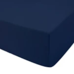 Prześcieradło jersey z gumką 120x200 w kolorze ciemny granat, leżące na złożonym tle. Materiał gładki, elastyczny, z widoczną gumką wzdłuż krawędzi, idealne do dopasowania do materaca. Bez wzorów i napisów.