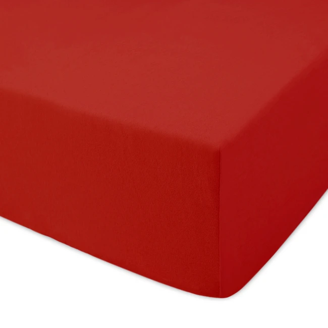 Prześcieradło jersey z gumką w kolorze czerwonym, o wymiarach 120x200 cm, rozłożone na łóżku. Faktura materiału jest gładka, a brzegi są wykończone gumką, co zapewnia idealne dopasowanie do materaca. Tło jest jednolite, białe.