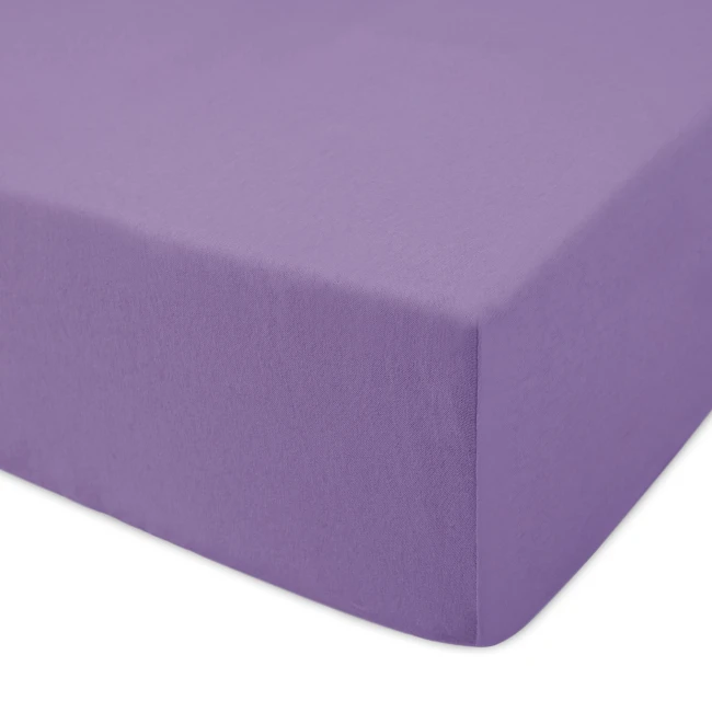 Prześcieradło jersey z gumką w kolorze jasny fiolet, rozmiar 120x200 cm. Produkt leży na płaskiej powierzchni, z widocznymi krawędziami i fakturą materiału. Tło jest jednolite, co podkreśla jego kolor i detale.