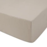 Prześcieradło jersey z gumką 120x200 w kolorze kakao, leżące na białym tle. Materiał ma gładką teksturę, z wykończeniem na brzegach. Widoczny kształt z zaokrąglonymi rogami, idealne do łóżka o standardowych wymiarach.