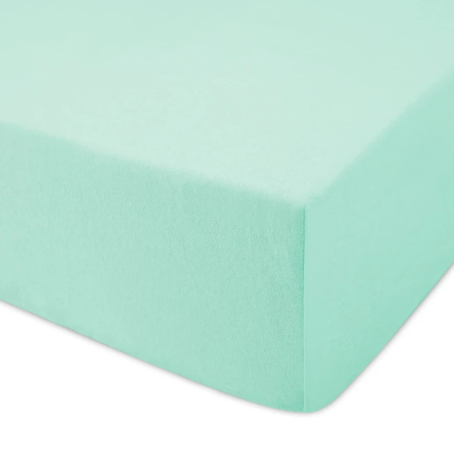 Prześcieradło jersey z gumką w kolorze morskim, idealnie dopasowane do materaca 120x200 cm, z rozłożonym brzegiem. Gładka, elastyczna tekstura materiału zapewnia wygodę użytkowania. Produkt leży na jednolitym tle.