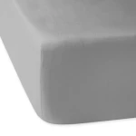 Prześcieradło satynowe z gumką w kolorze popielatym, rozmiar 160x200 cm, leżące na białym tle. Zbliżenie ukazuje gładką fakturę materiału oraz elastyczną gumkę, która zapewnia dobre dopasowanie do materaca. Brak widocznych wzorów i nadruków.