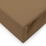 Prześcieradło jersey z elastanem z gumką w kolorze brązowym o wymiarach 140x200 cm, leżące na płaskiej powierzchni, z widoczną fakturą materiału. Gumka przylegająca do boków zapewnia stabilne mocowanie na materacu.