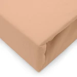 Prześcieradło jersey z elastanem w kolorze różowym, widoczne z boku, matowe, z gumką, dopasowane do materaca 140x200 cm. Widoczny detal fabriczny. Idealne do zastosowania na łóżku.
