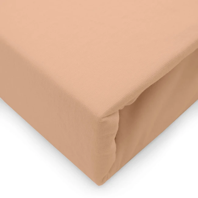 Prześcieradło jersey z elastanem w kolorze różowym, widoczne z boku, matowe, z gumką, dopasowane do materaca 140x200 cm. Widoczny detal fabriczny. Idealne do zastosowania na łóżku.