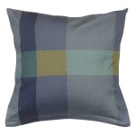 Poszewka dekoracyjna 40x40 cm w kolorach niebieskim i oliwkowym, z wzorem w skandynawską kratę. Ujęcie frontalne, prezentująca gładką fakturę materiału. Widoczne szwy oraz prostokątny kształt, idealna do ozdoby wnętrz.