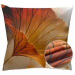 Poszewka satynowa 40x40, beżowa, ozdobiona wzorem liści w odcieniach brązu i pomarańczu. Produkt leży na płaskiej powierzchni, a do zdjęcia dołączone jest zbliżenie na fakturę tkaniny. Wzór liści tworzy subtelny efekt dekoracyjny.