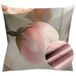 Poszewka satynowa 40x40 Satynlove Premium w odcieniach różu i szarości z nadrukiem kwiatów. Widok frontalny na główny motyw roślinny i herbata. Zauważalna faktura materiału. W tle subtelny, jasny kolor. Detal w zbliżeniu ukazuje gładką strukturę satyny.