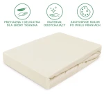 Prześcieradło jersey z gumką w kolorze ecru, rozmiar 160x200. Ułożone leżąco, z widocznymi krawędziami i elastycznym wykończeniem. Materiał oddychający, przyjazny dla skóry. Tło jasne, uniemożliwiające odwrócenie uwagi od produktu.
