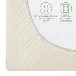 Prześcieradło jersey z gumką w kolorze ecru, rozmiar 160x200. Widoczny detal gumy, która jest wyjątkowo gruba i wytrzymała. Zbliżenie na krawędź prześcieradła, ukazująca obszytą gumę po całym obwodzie. Tło proste, jasno oświetlone.