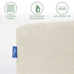 Prześcieradło jersey z gumką w kolorze ecru, rozmiar 200x220 cm, leżące na jednolitym tle. Widoczny detal materiału oraz oznaczenia: materiał jersey, nie wymaga prasowania, nie gniecie się. Niebieska metka marki DARYMEX.