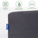 Prześcieradło jersey z gumką 120x200 w kolorze ciemnoszarym, leżące na białym tle. Widoczna informacja o materiale jersey oraz właściwościach: nie wymaga prasowania, nie gniecie się. Logo marki Darymex na metce.