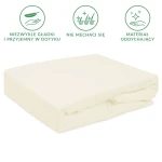 Prześcieradło frotte w kolorze ecru, rozłożone na płasko, z gumką. Materiał gładki i miły w dotyku, nie mechaci się, oddychający. Widoczne logo z funkcjami oraz cechami. Idealne do łóżka w rozmiarze 200x220. Tło jednolite, neutralne.