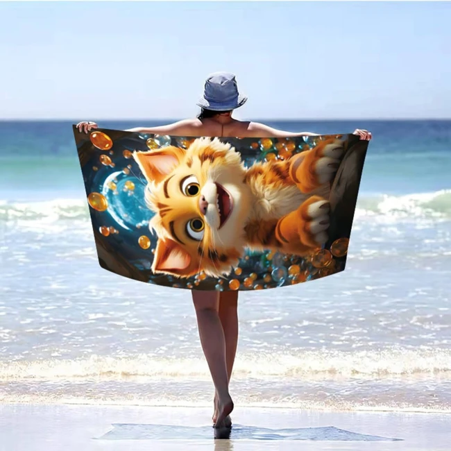 Ręcznik plażowy 100x180 cm z mikrofibry, z grafiką przedstawiającą uśmiechniętego kota w otoczeniu bąbelków. Widok z tyłu, użytkownik stoi na plaży, trzymając rozłożony ręcznik. Tło: morze i niebo. Produkt szybkoschnący, duży i kolorowy.