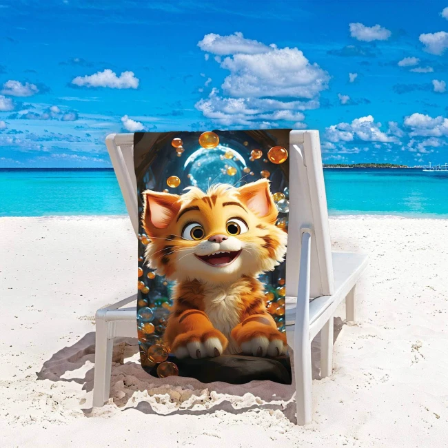 Ręcznik plażowy 100x180 cm w mikrofibrze, z kolorowym wzorem przedstawiającym uśmiechniętego kota. Produkt leży na leżaku na plaży, w tle widoczna błękitna woda i chmury. Idealny do użytku na plaży lub basenie. Szybkoschnący materiał.