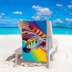 Ręcznik plażowy 100x180 cm z mikrofibry w wzór kolorowej zebry, rozłożony na leżaku. Tło to plaża z białym piaskiem i turkusową wodą. Wyraziste, wielokolorowe pasy na tle błękitnym, z detalami, które wyróżniają się w jasnym otoczeniu.