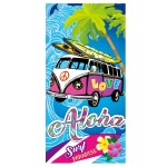 Ręcznik plażowy Aloha Love o wymiarach 100x180 cm, wykonany z szybkoschnącej mikrofibry. Na niebieskim tle znajduje się ilustracja fioletowego busa z napisem LOVE, palmami, falami oraz kwiatami, co nadaje mu wakacyjny styl.