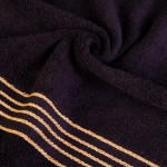 Ręcznik do rąk 30x50 cm w kolorze czarnym, wykonany z bawełny o gramaturze 500 g/m². Na brzegach widoczne dekoracyjne złote paski. Produkt jest złożony i leży w delikatnym zgięciu, co pokazuje jego teksturę i jakość materiału.