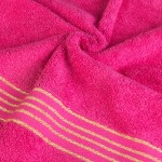 Ręcznik kąpielowy 70x140 cm w intensywnym różowym kolorze, wykonany z bawełny o gramaturze 500 g/m². Na dolnej krawędzi widoczne złote paski na bordiurze. Produkt złożony, ukazany z bliska, na jednolitym tle.