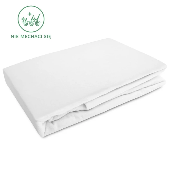 Flanelowe prześcieradło z gumką w rozmiarze 120x200 cm, w kolorze białym. Leżące na białym tle, widoczne złożenia materiału. Produkt wykonany z tkaniny o gramaturze 160 g/m2, z napisem Nie mechaci się w zielonym kolorze.