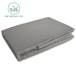 Prześcieradło flanelowe z gumką 120x200 w kolorze szarym, wykonane z materiału o gramaturze 160 g/m². Złożone, widoczny matowy splot tkaniny. Na białym tle, w prostym ujęciu, bez dodatkowych elementów dekoracyjnych.