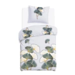 Pościel flanelowa 140x200 Solenne Light w kolorze szarym z liśćmi miłorzębu. Złożona na łóżku, poduszka widoczna z góry. Materiał o miękkiej fakturze, lekko teksturowanej, z delikatnym wzorem, na jednolitym tle. Rozmiar w pełni ukazany.