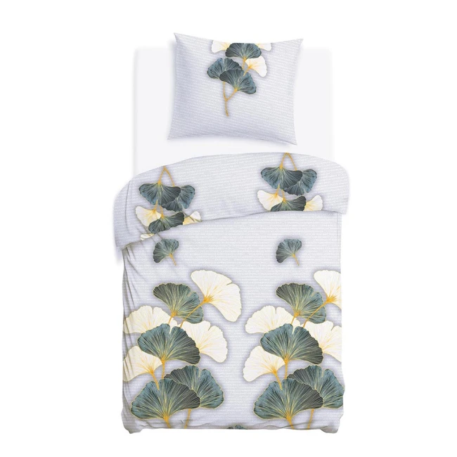 Pościel flanelowa 140x200 Solenne Light w kolorze szarym z liśćmi miłorzębu. Złożona na łóżku, poduszka widoczna z góry. Materiał o miękkiej fakturze, lekko teksturowanej, z delikatnym wzorem, na jednolitym tle. Rozmiar w pełni ukazany.