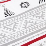Pościel flanelowa 160x200 Selvia w kolorze białym, zdobiona wzorami choinek, śnieżynek i geometrycznymi motywami w odcieniach szarości oraz czerwieni. Ułożona płasko na jasnym tle, w zbliżeniu na detale wzornictwa. Materiał flanelowy, miękki w dotyku.