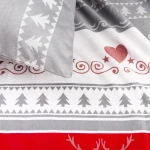 Pościel flanelowa 220x200 w kolorach szaro-białych i czerwonych z motywami serc, choinek i spiralnych wzorów. Złożona na łóżku, z poduszką na wierzchu. Widoczna miękka faktura flaneli. Ujęcie z góry, na białym tle, skupiające się na wzorach.