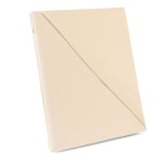 Prześcieradło bawełniane bez gumki w kolorze jasno beżowym, w rozmiarze 160x200 cm z dodatkowym 5 cm po bokach, leżące na neutralnym tle, z wyraźną teksturą materiału. Kąt ujęcia z przodu, złożone w prostokąt. Brak widocznych napisów i logo.