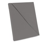 Prześcieradło bawełniane bez gumki o wymiarach 200x220 cm, szare, z dodatkowym 5 cm po bokach. Prezentowane w pozycji leżącej, widoczne detale to delikatna faktura tkaniny. Proste tło podkreśla jego kolor i teksturę.