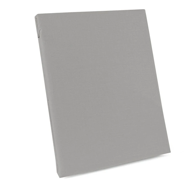 Prześcieradło bawełniane bez gumki w rozmiarze 160x200 cm, jasnoszare, leżące na białym tle. Materiał o gładkiej fakturze, bez widocznych napisów i zdobień. Produkt rozłożony, ukazujący krawędzie z dodatkowym 5 cm materiału po bokach.