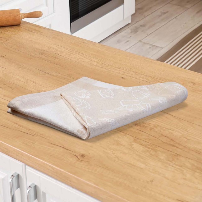Ścierka bawełniana kuchenna 50x70 w kolorze beżowym, rozłożona na drewnianym blacie. Widoczne minimalistyczne wzory przedstawiające akcesoria kuchenne. Pozbawiona dodatków, leży na tle z jasnych, ciepłych odcieni drewna.